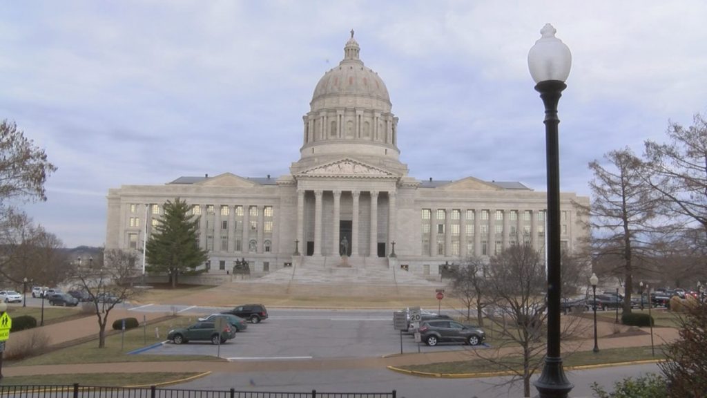 a front view picture of the Missouri state capitol